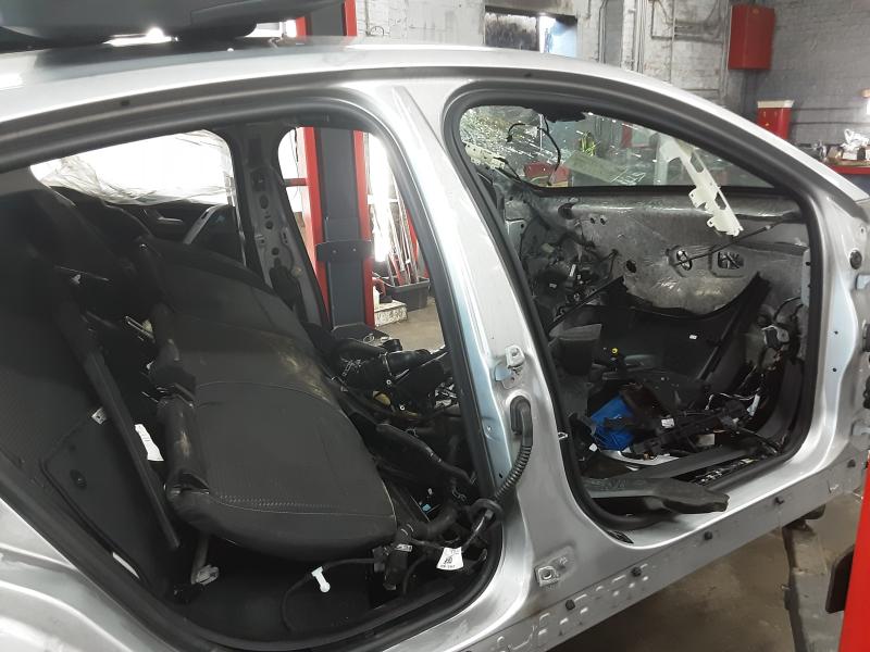 MIDDENSTIJL CENTRAAL RECHTS Ford FOCUS (6) 4/18 - 4/22
