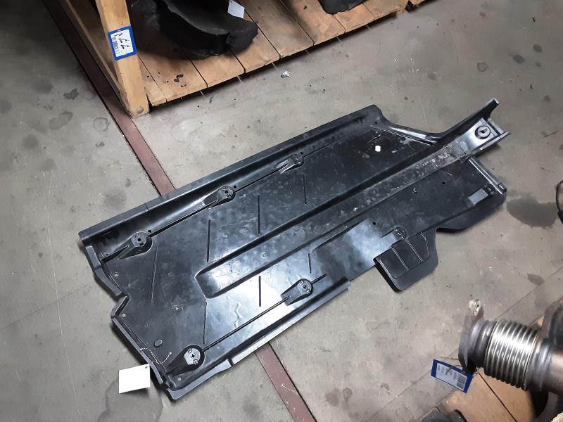 PLASTIQUE SOUS VOITURE GAUCHE Vw POLO (9N) 2/02 - 4/05