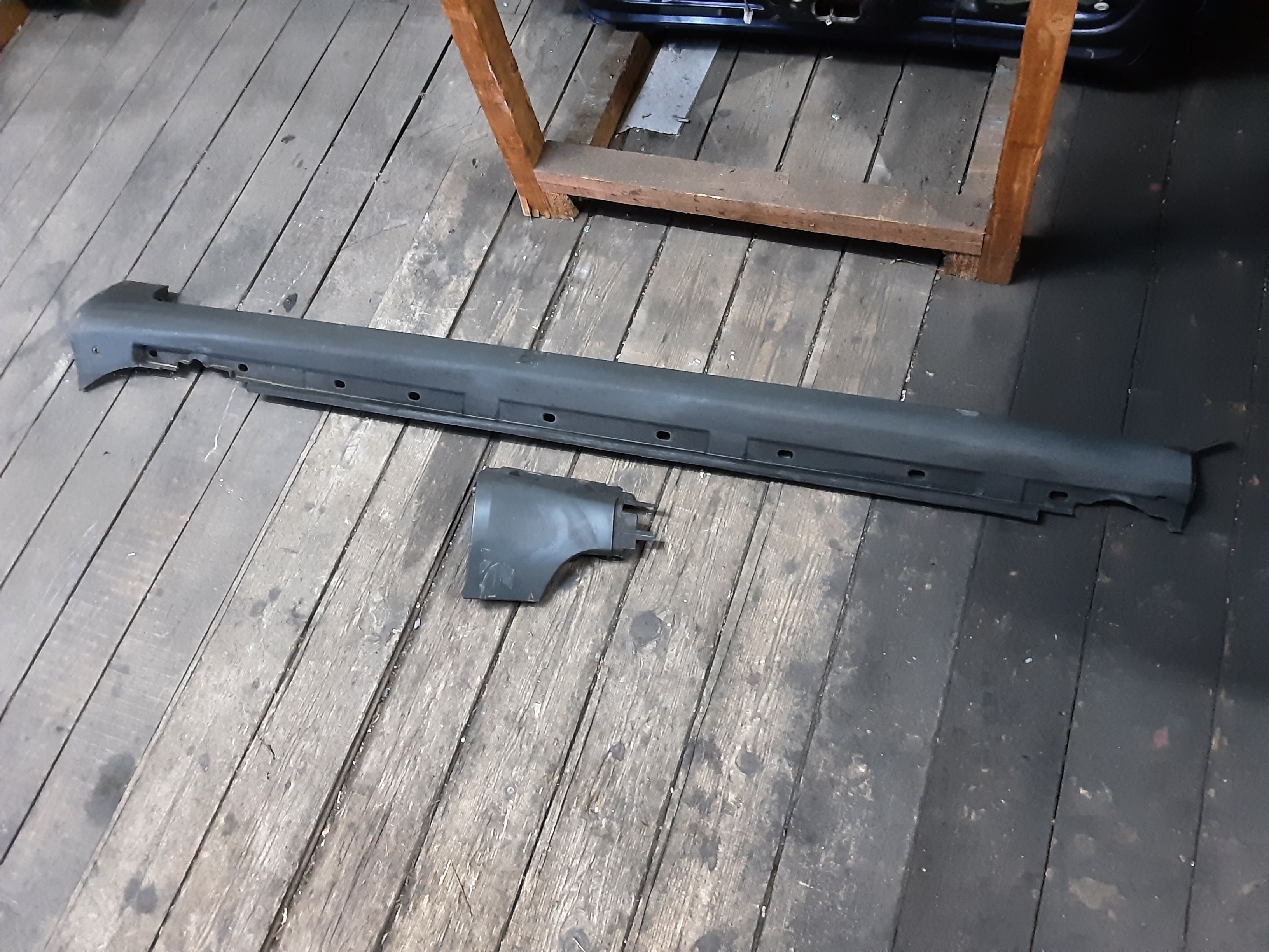 JUPE LATERALE GAUCHE Audi A4 11/00 - 10/04