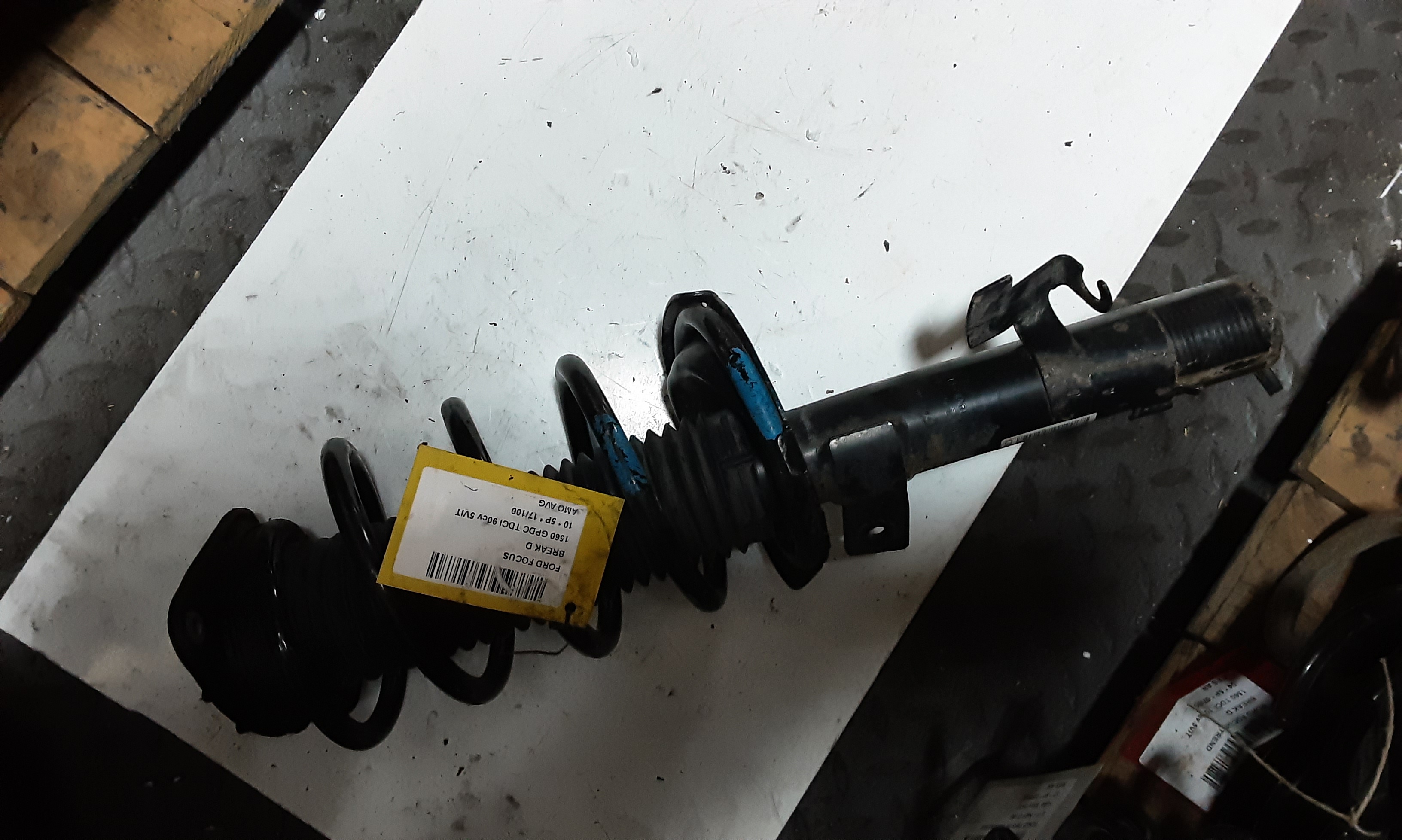 SCHOKBREKER VOOR LINKS Ford FOCUS (3) 08 - 02/11
