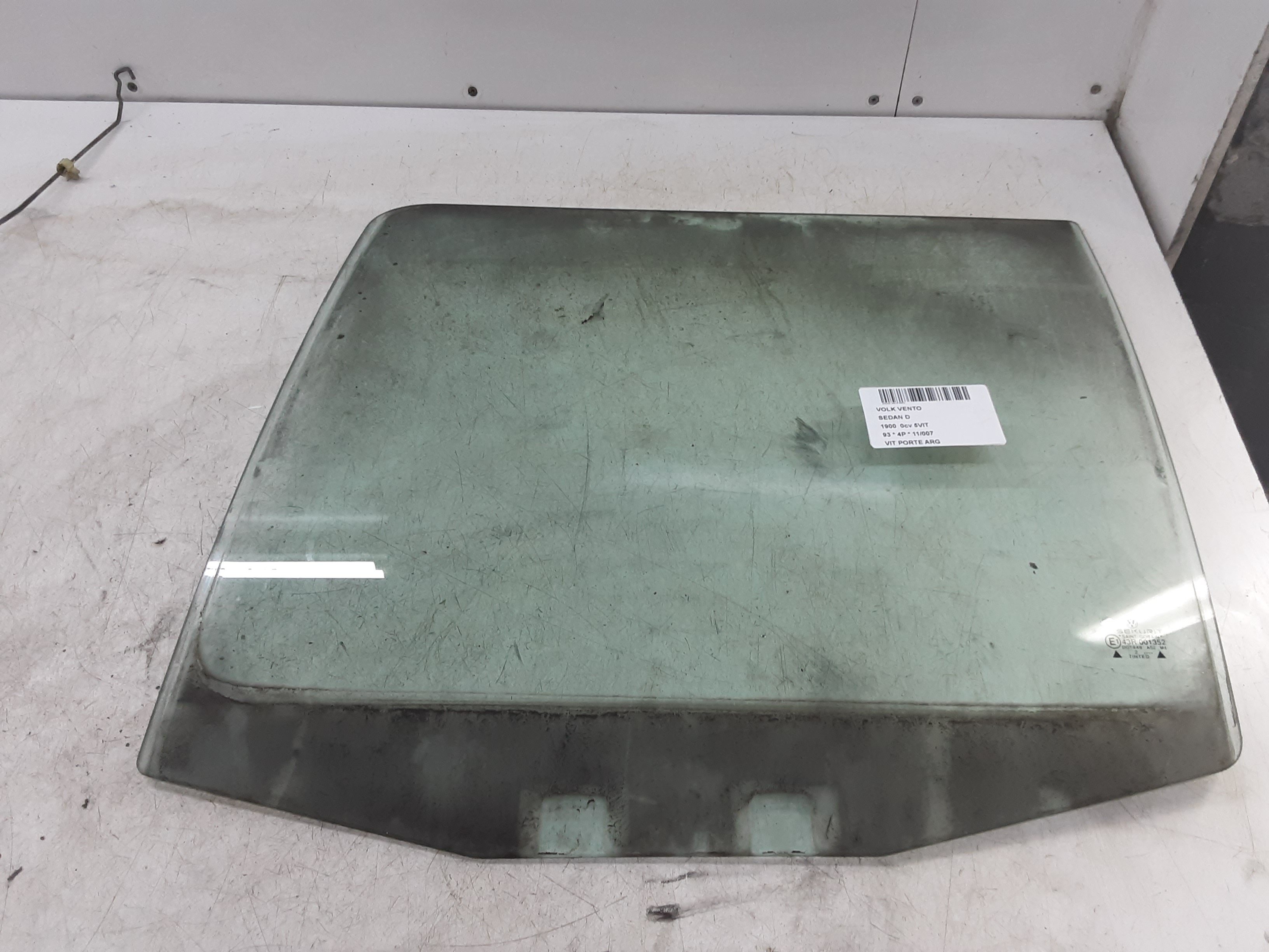 LEFT REAR DOOR WINDOW Vw VENTO 92&gt;98