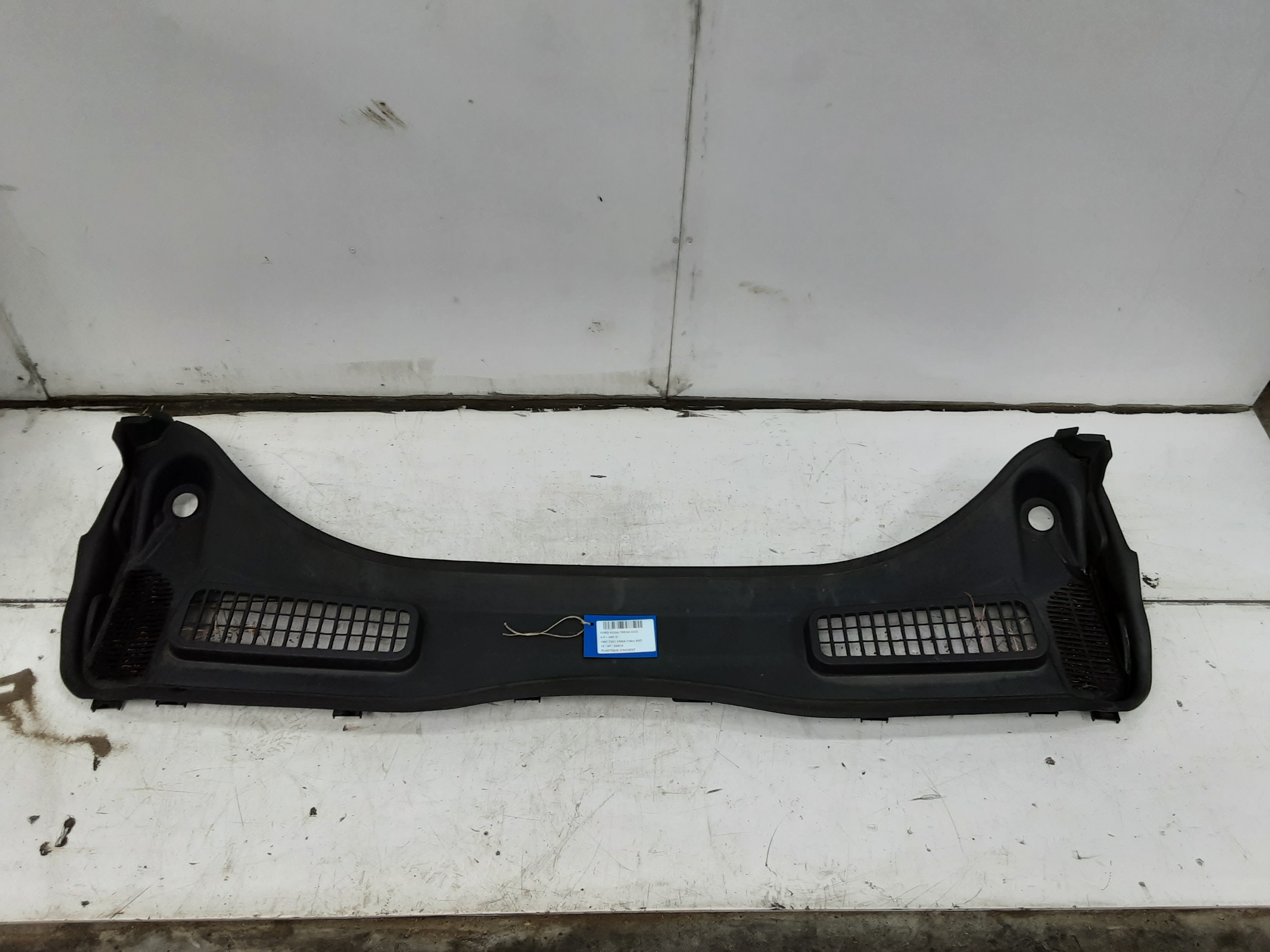 PLASTIQUE D&#039;AUVENT Ford KUGA 3/13 - 16