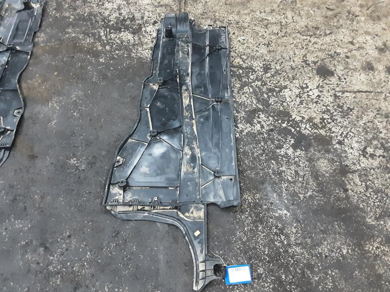 PLASTIEKE BESCHERMPLAAT ONDER AUTO RECHTS Vw GOLF VIII 2/20+