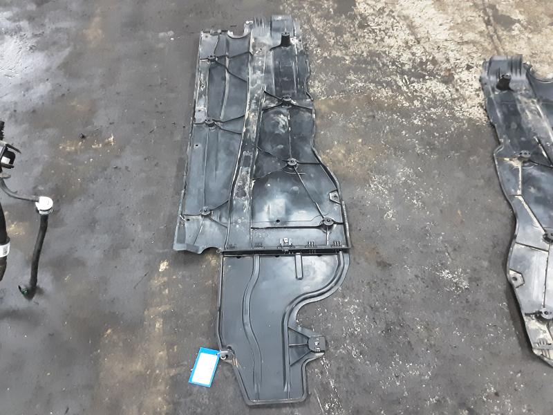 PLASTIEKE BESCHERMPLAAT ONDER AUTO LINKS Vw GOLF VIII 2/20+