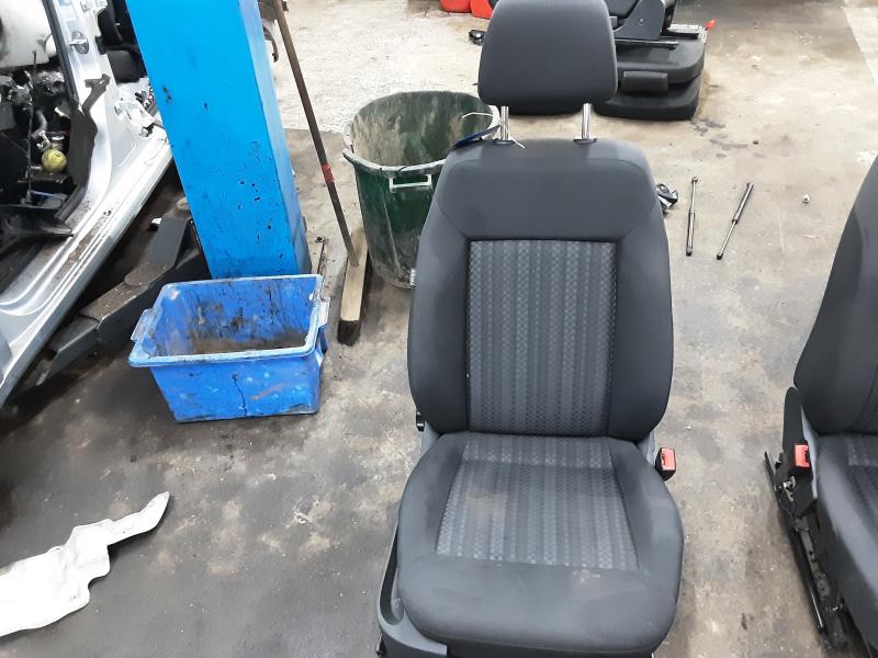 STOEL VOOR RECHTS Vw POLO (6R) FaceLift 5/14 - 17