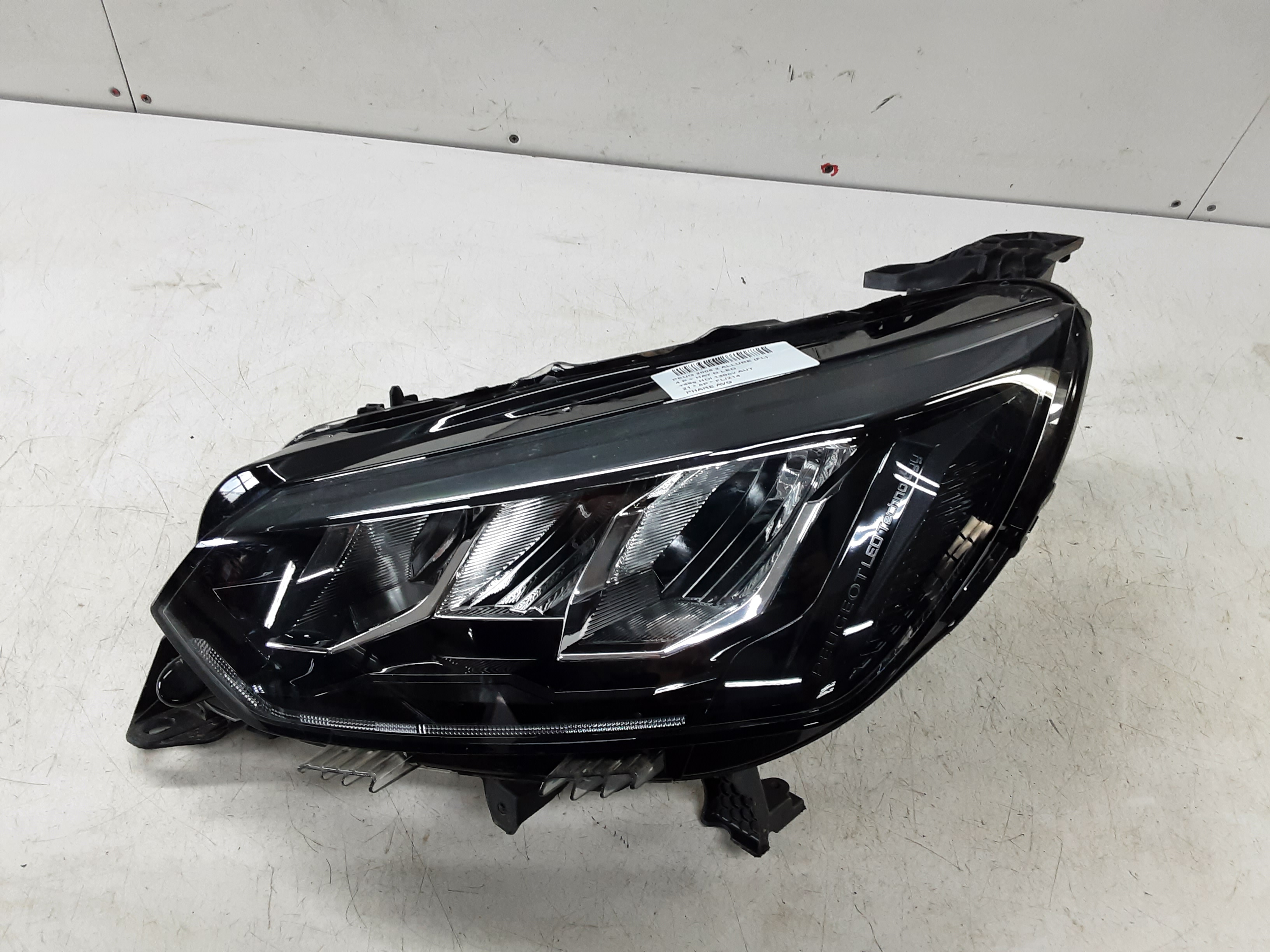 PHARE AVANT GAUCHE Peugeot 2008 (2) 8/19+