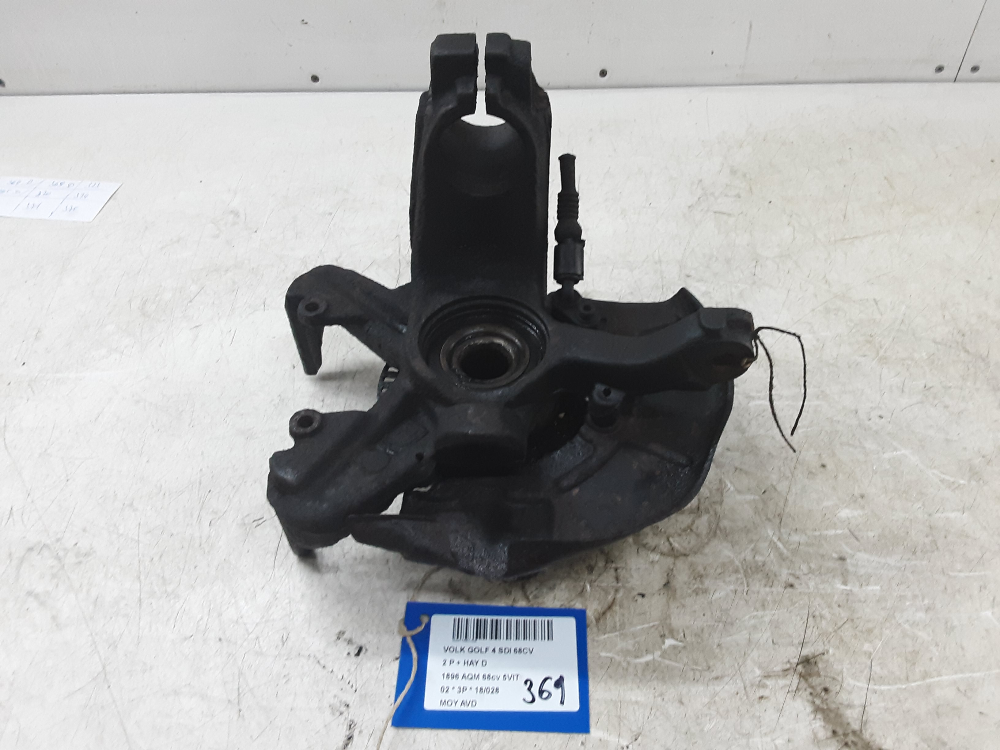 MOYEU AVANT DROIT Vw GOLF IV 11/97 - 03