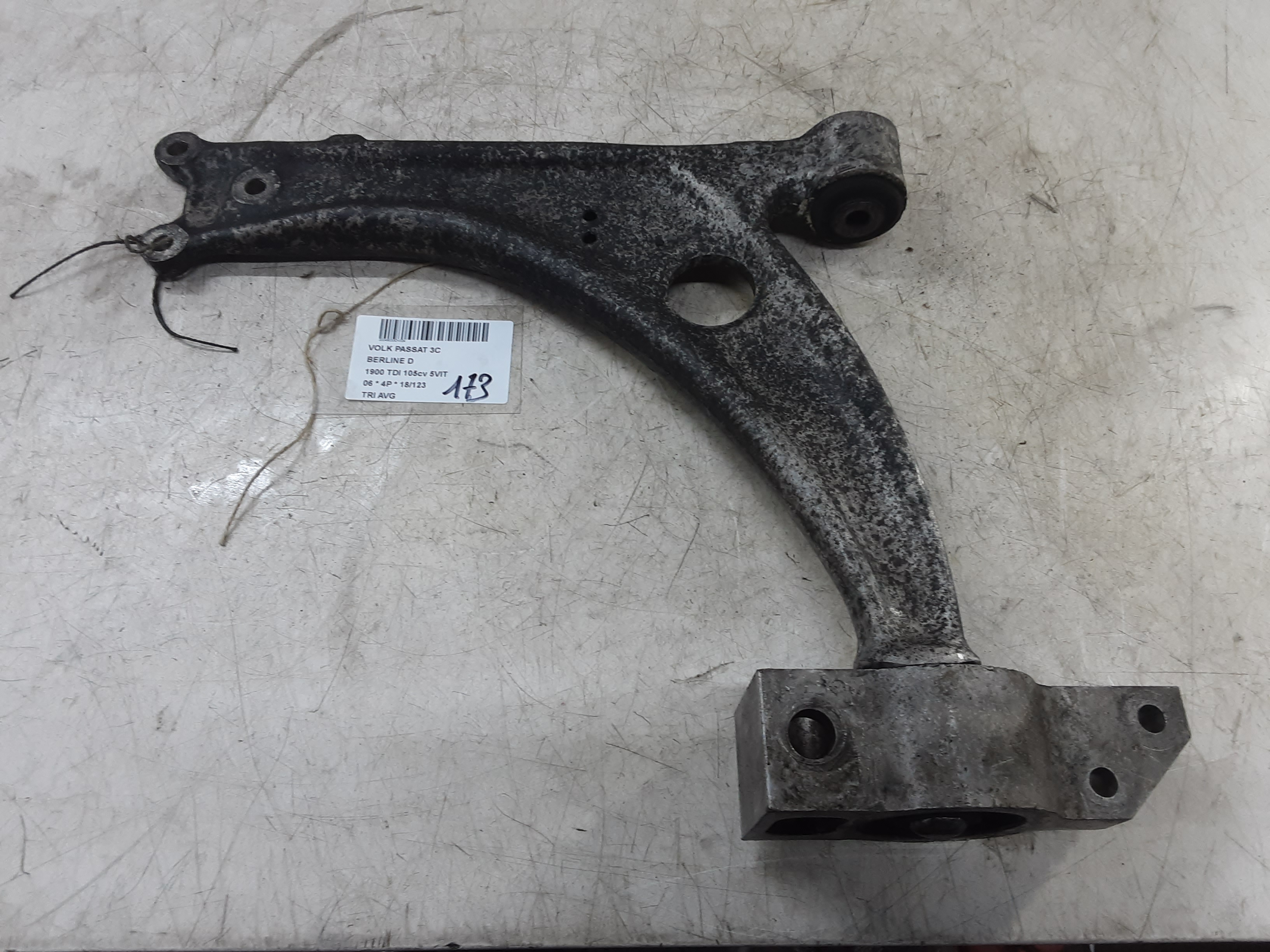 TRIANGLE AVANT GAUCHE Vw PASSAT 02/05 - 11/10