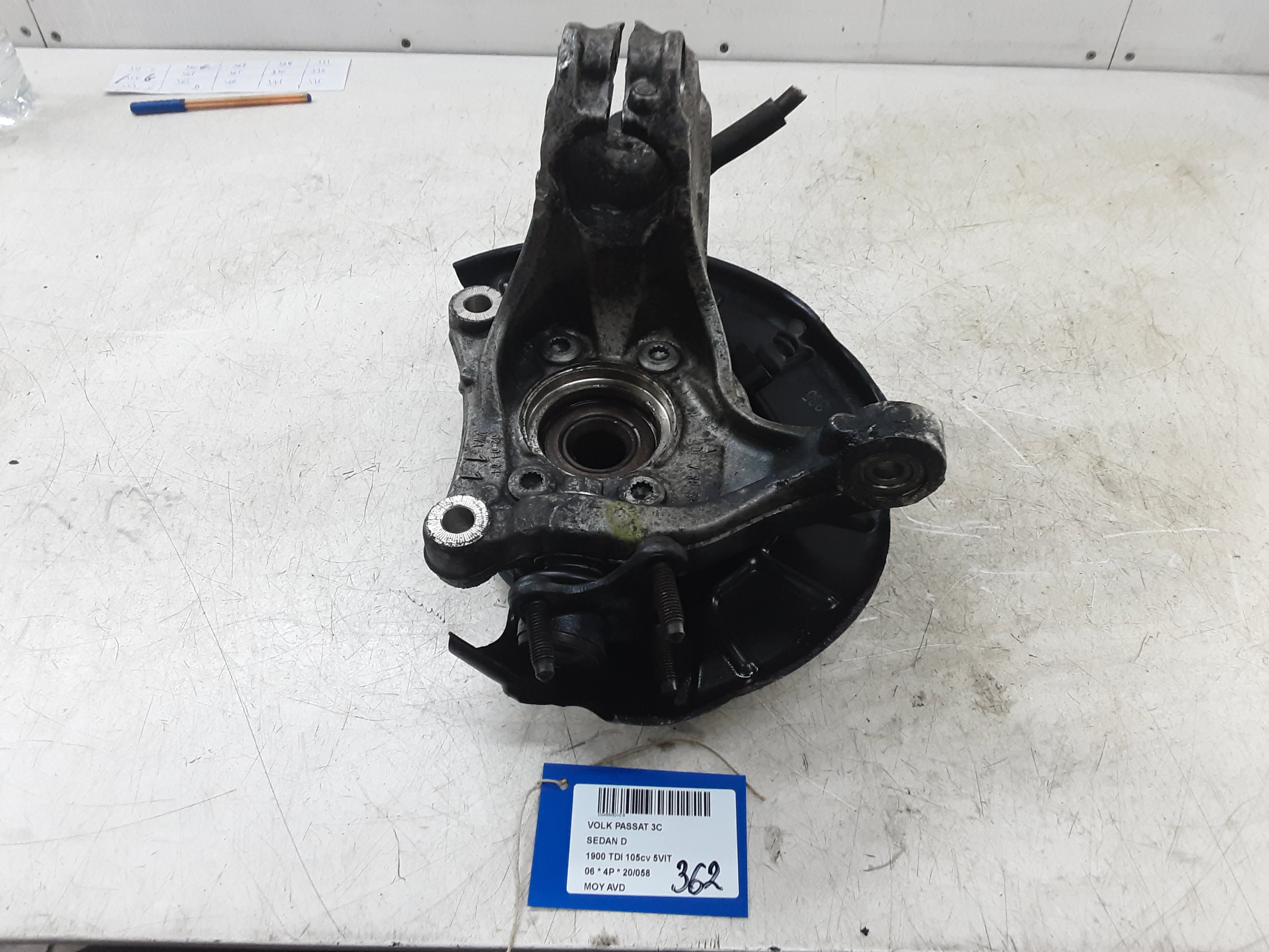 MOYEU AVANT DROIT Vw PASSAT 02/05 - 11/10