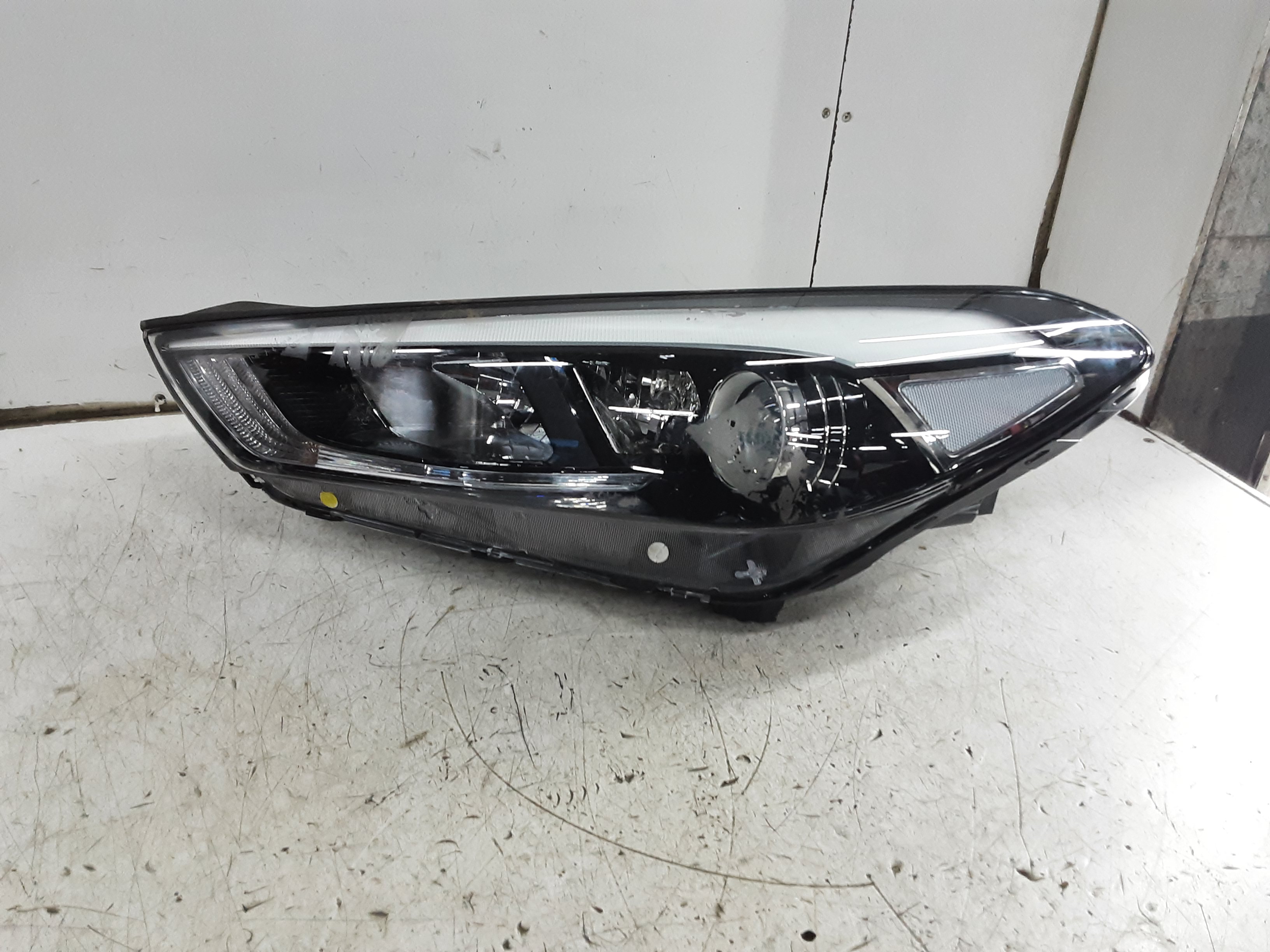 PHARE AVANT GAUCHE Hyundai TUCSON (2) 09/15 - 09/18
