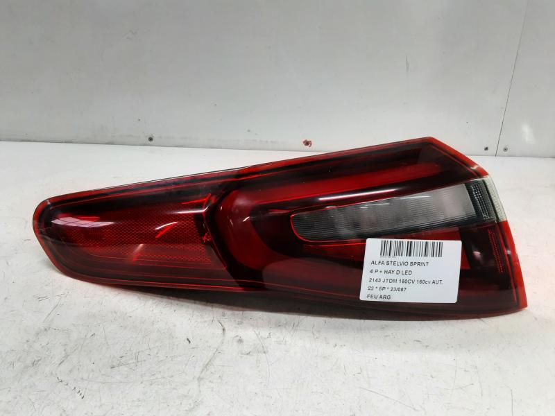 FEU ARRIERE GAUCHE Alfa Romeo STELVIO 1/17+