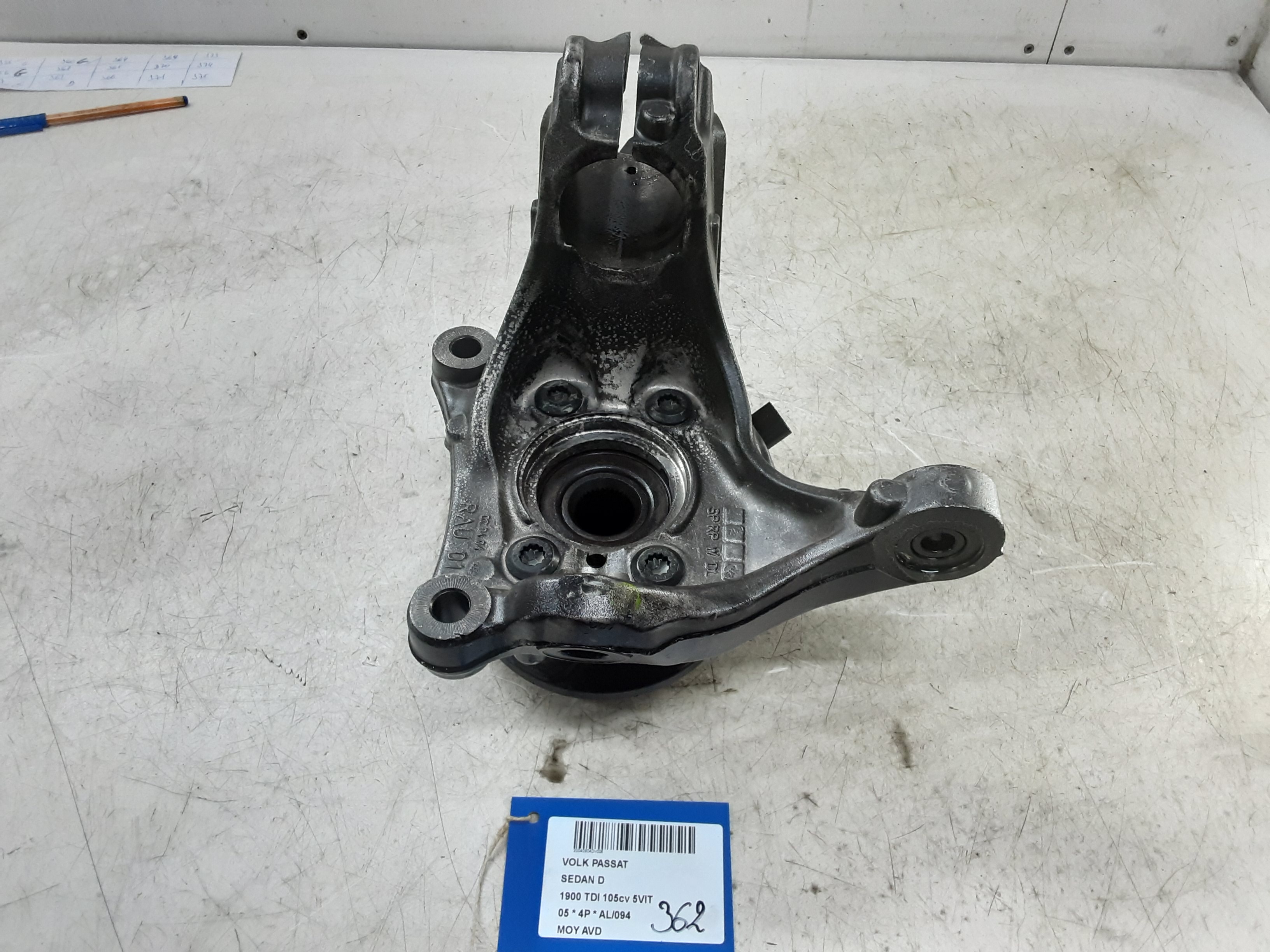 MOYEU AVANT DROIT Vw PASSAT 10/00 - 02/05