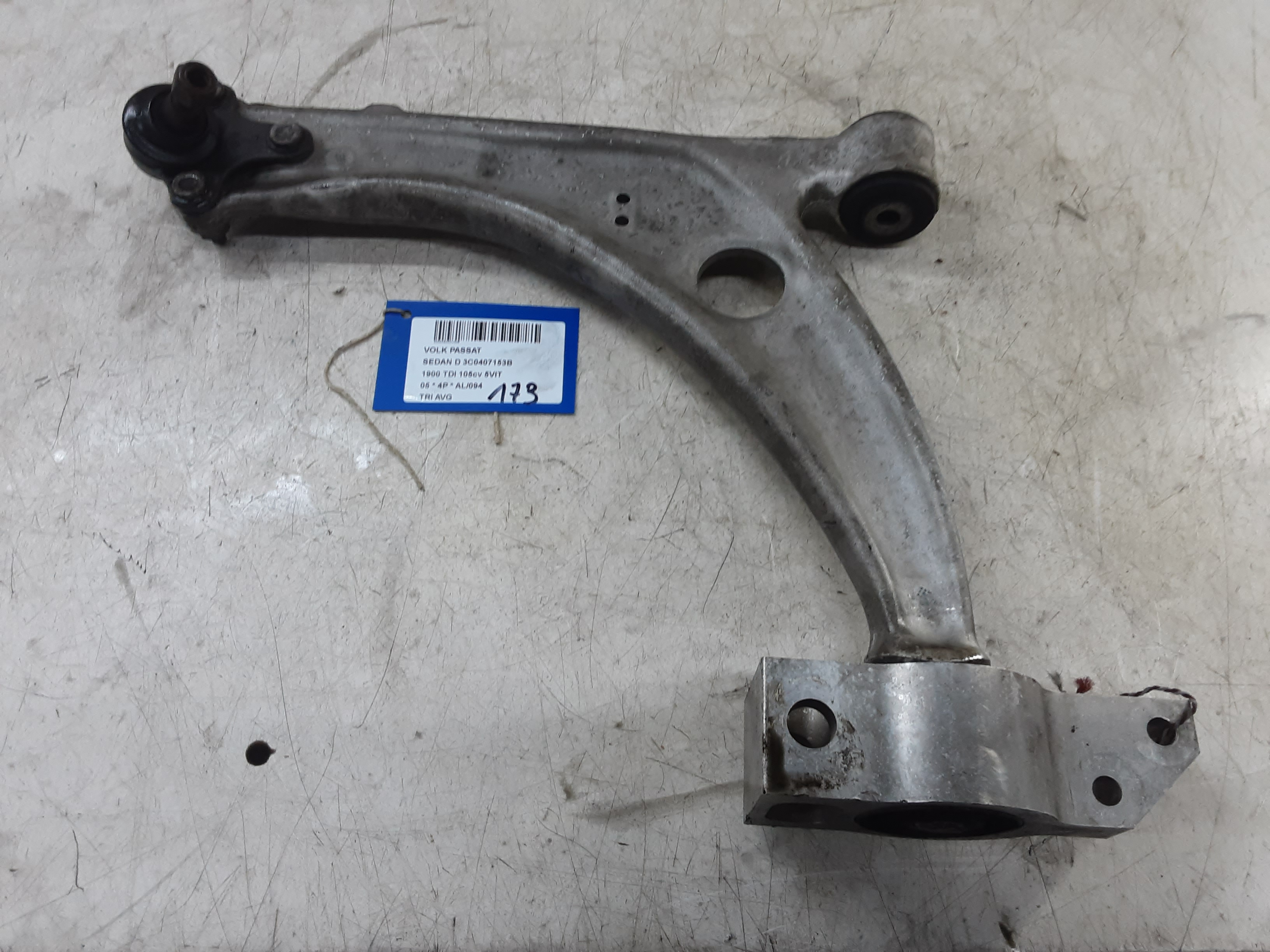 TRIANGLE AVANT GAUCHE Vw PASSAT 10/00 - 02/05