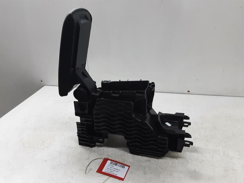 ACCOUDOIR CENTRAL Peugeot 2008 (2) 8/19 - 5/23