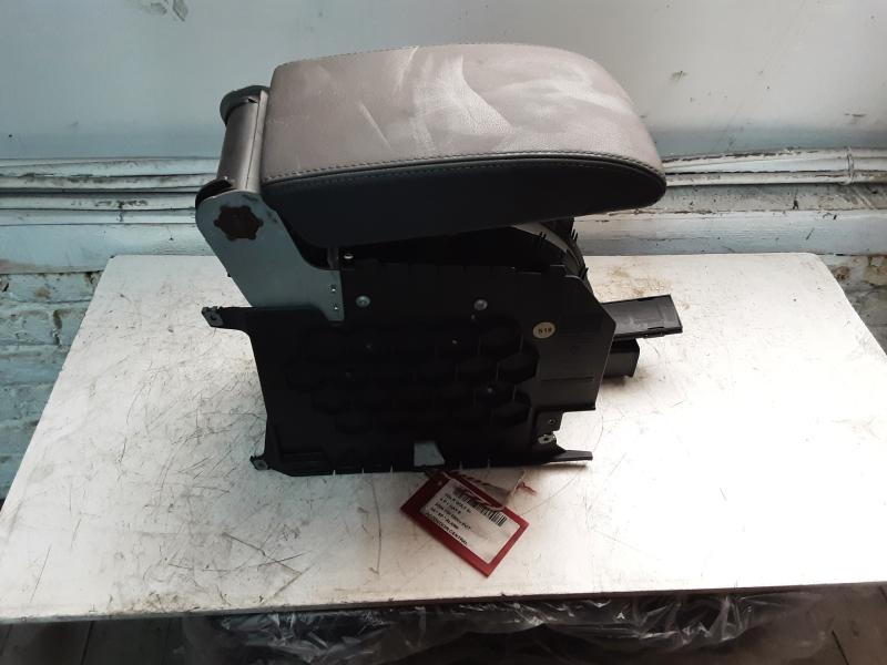 ACCOUDOIR CENTRAL Vw GOLF V 11/03 - 08