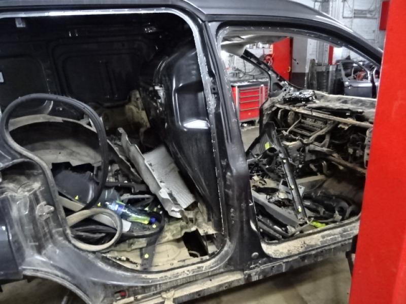 MONTANT DE PORTE COTE DROIT Ford TRANS. CONNECT 6/18+
