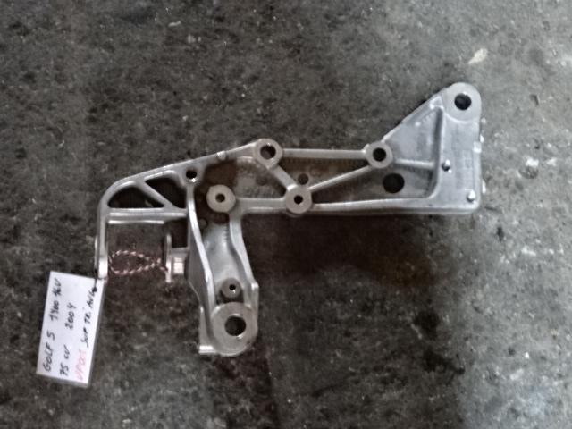 SUPPORT-TRIANGLE AVANT GAUCHE Vw GOLF V 11/03 - 08