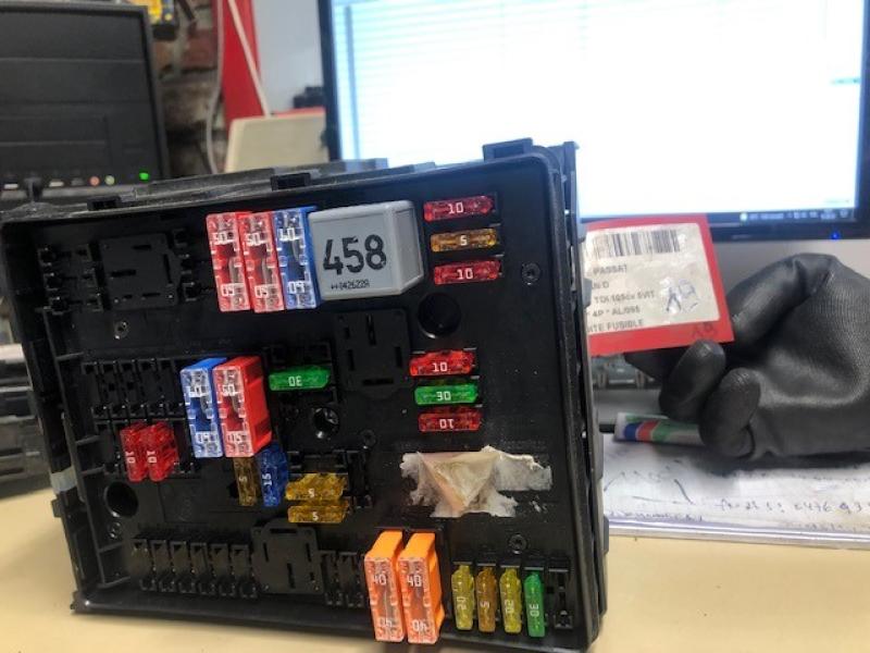 ZEKERINGKAST Vw PASSAT 10/00 - 02/05