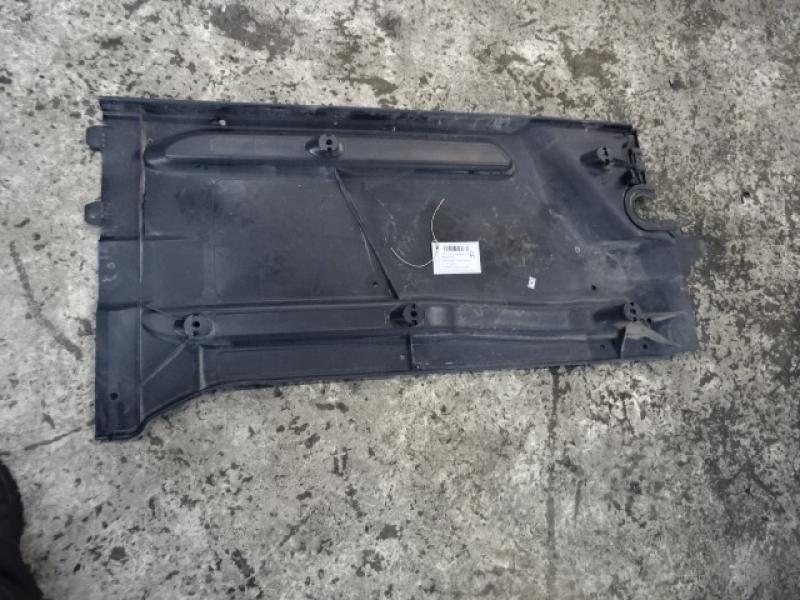 PLASTIEKE BESCHERMPLAAT ONDER AUTO LINKS Vw GOLF VII 1/17 - 2/20 FaceLift