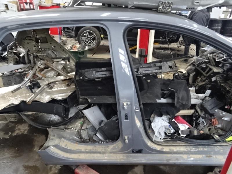 MONTANT DE PORTE COTE DROIT Vw GOLF VIII 2/20+