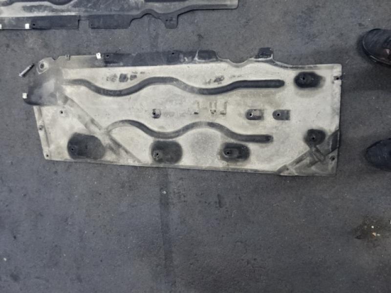 PLASTIEKE BESCHERMPLAAT ONDER AUTO LINKS Mini F56 3-portes : 11/13 >