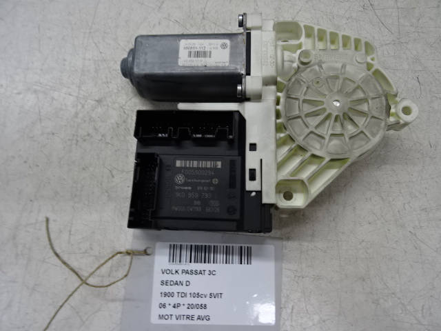 MOTEUR DE VITRE DE PORTE AVANT GAUCHE Vw PASSAT 02/05 - 11/10