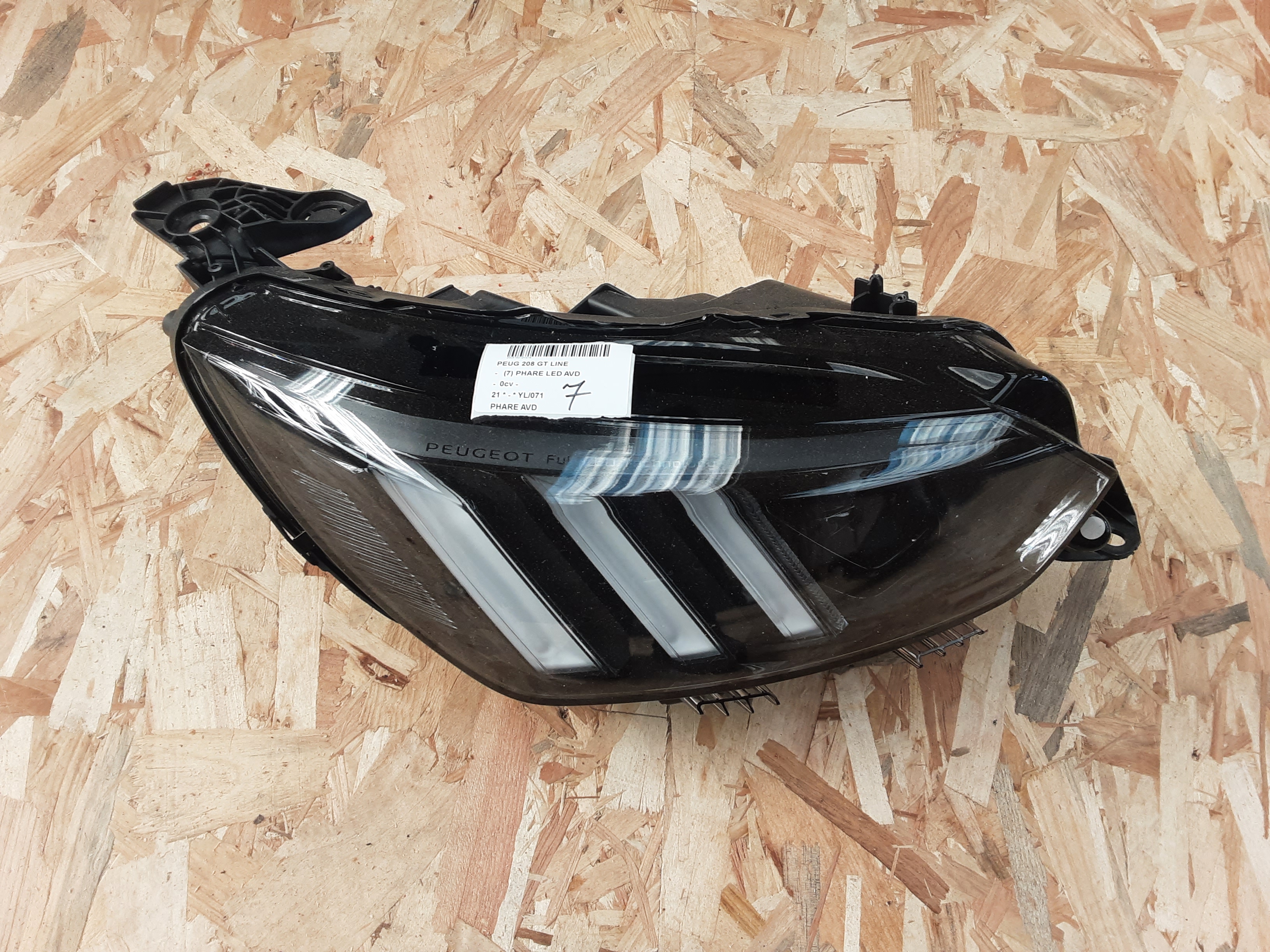 KOPLICHT VOOR RECHTS Peugeot 208 6/19+