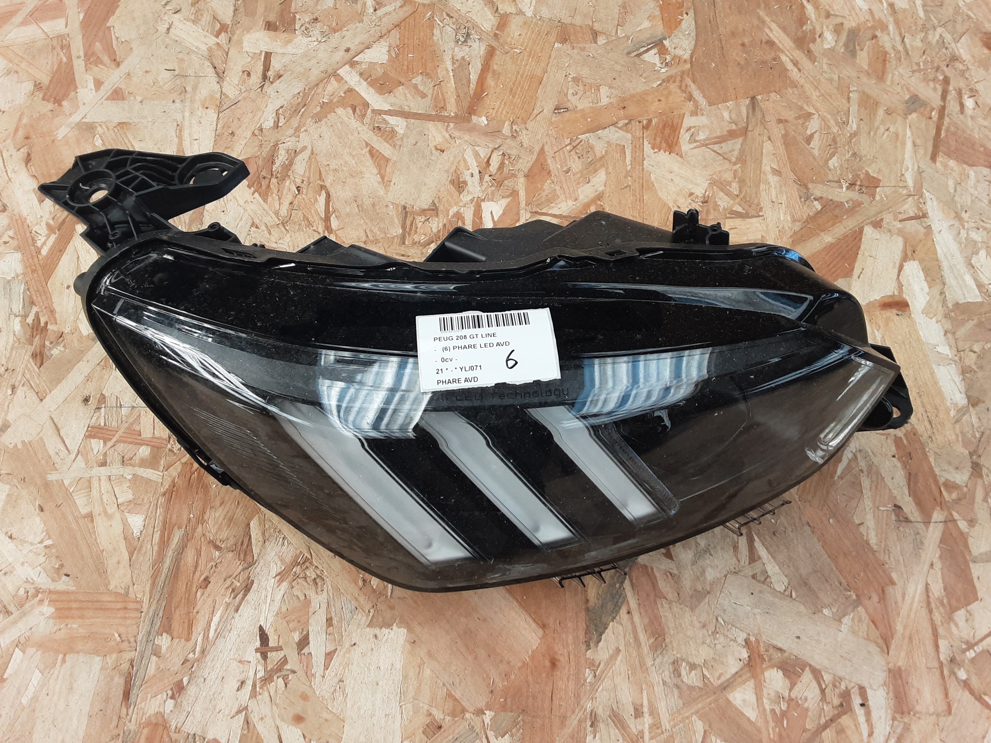 KOPLICHT VOOR RECHTS Peugeot 208 6/19+