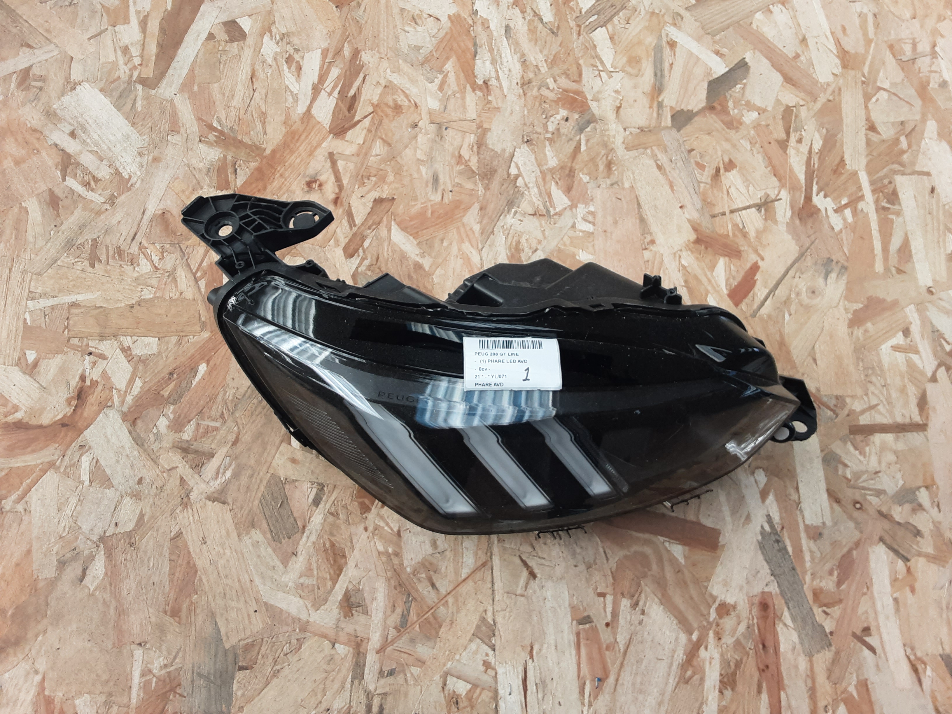 KOPLICHT VOOR RECHTS Peugeot 208 6/19+