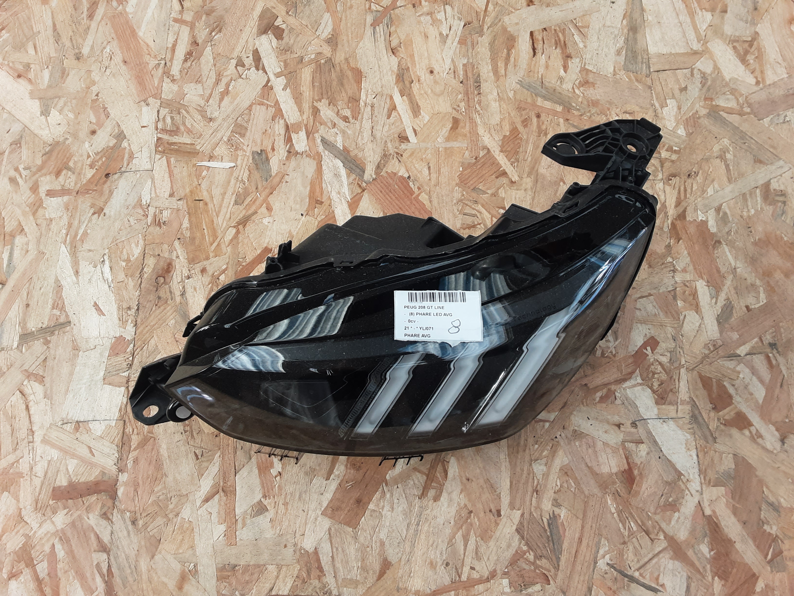 KOPLICHT VOOR LINKS Peugeot 208 6/19+