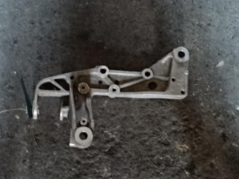 SUPPORT-TRIANGLE AVANT GAUCHE Vw GOLF V 11/03 - 08