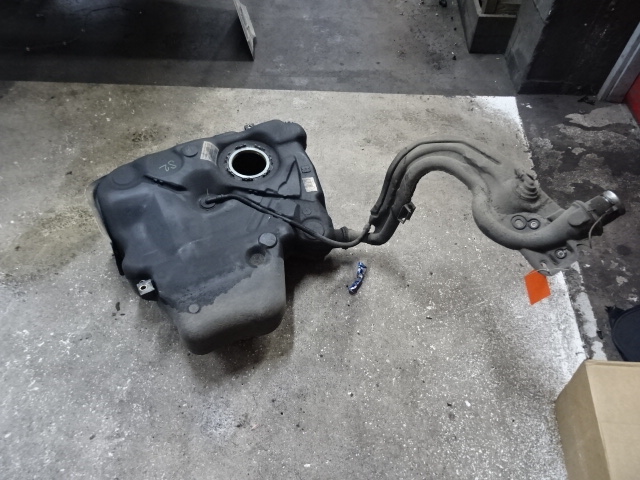 BRANDSTOFTANK DIELES Vw GOLF V 11/03 - 08