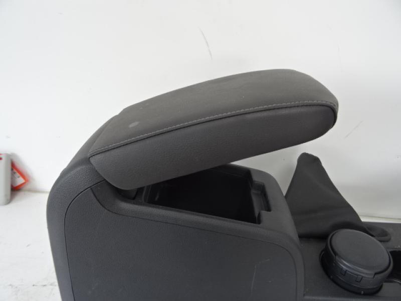 ACCOUDOIR CENTRAL Vw JETTA 11 - 14 (6°GEN)