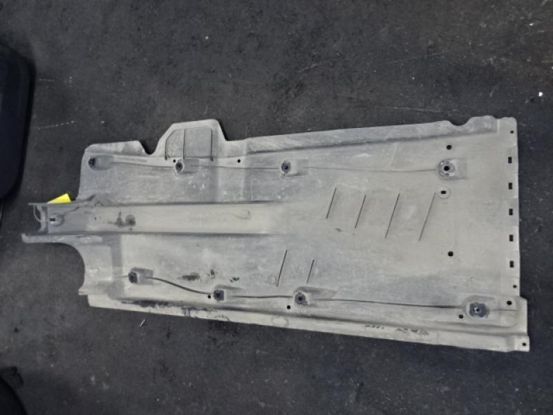 PLASTIEKE BESCHERMPLAAT ONDER AUTO LINKS Skoda RAPID 12/12 - 5/17