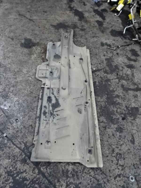 PLASTIEKE BESCHERMPLAAT ONDER AUTO RECHTS Skoda RAPID 12/12 - 5/17