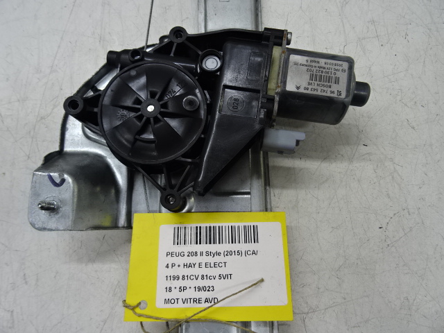 MOTEUR DE VITRE DE PORTE AVANT DROITE Peugeot 208 8/15 - 20