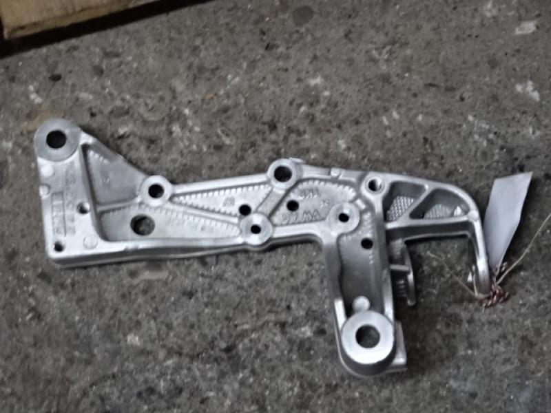 DRAAGARMSTEUN VOOR RECHTS Vw GOLF V 11/03 - 08