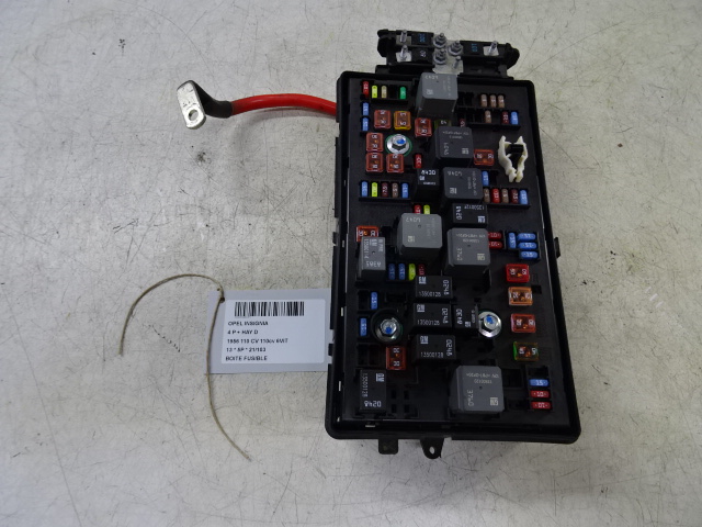 BOITE A FUSIBLES Opel INSIGNIA 11/13 - 17