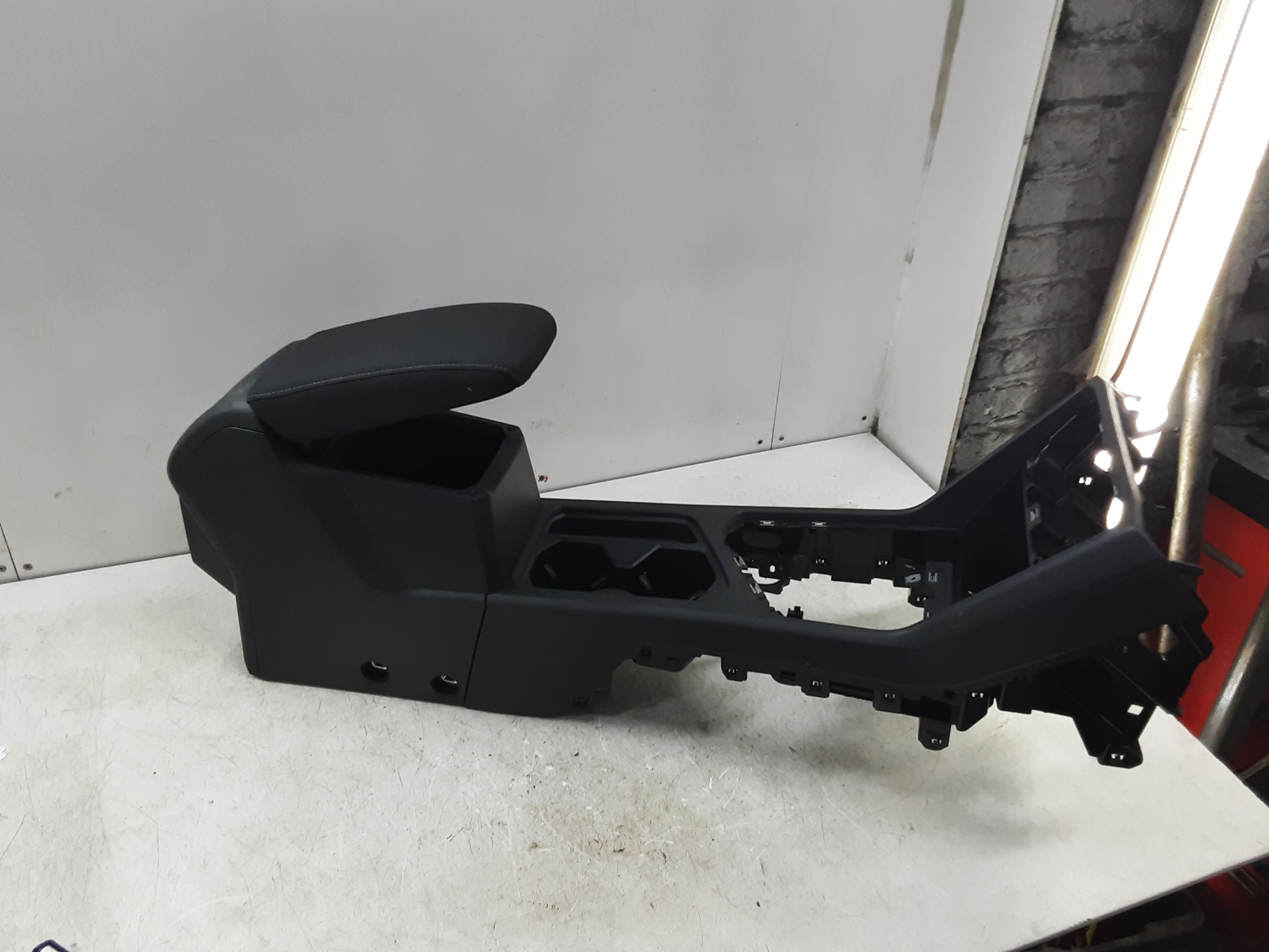MIDDENCONSOLE Vw TIGUAN (3) 02/16- 10/20