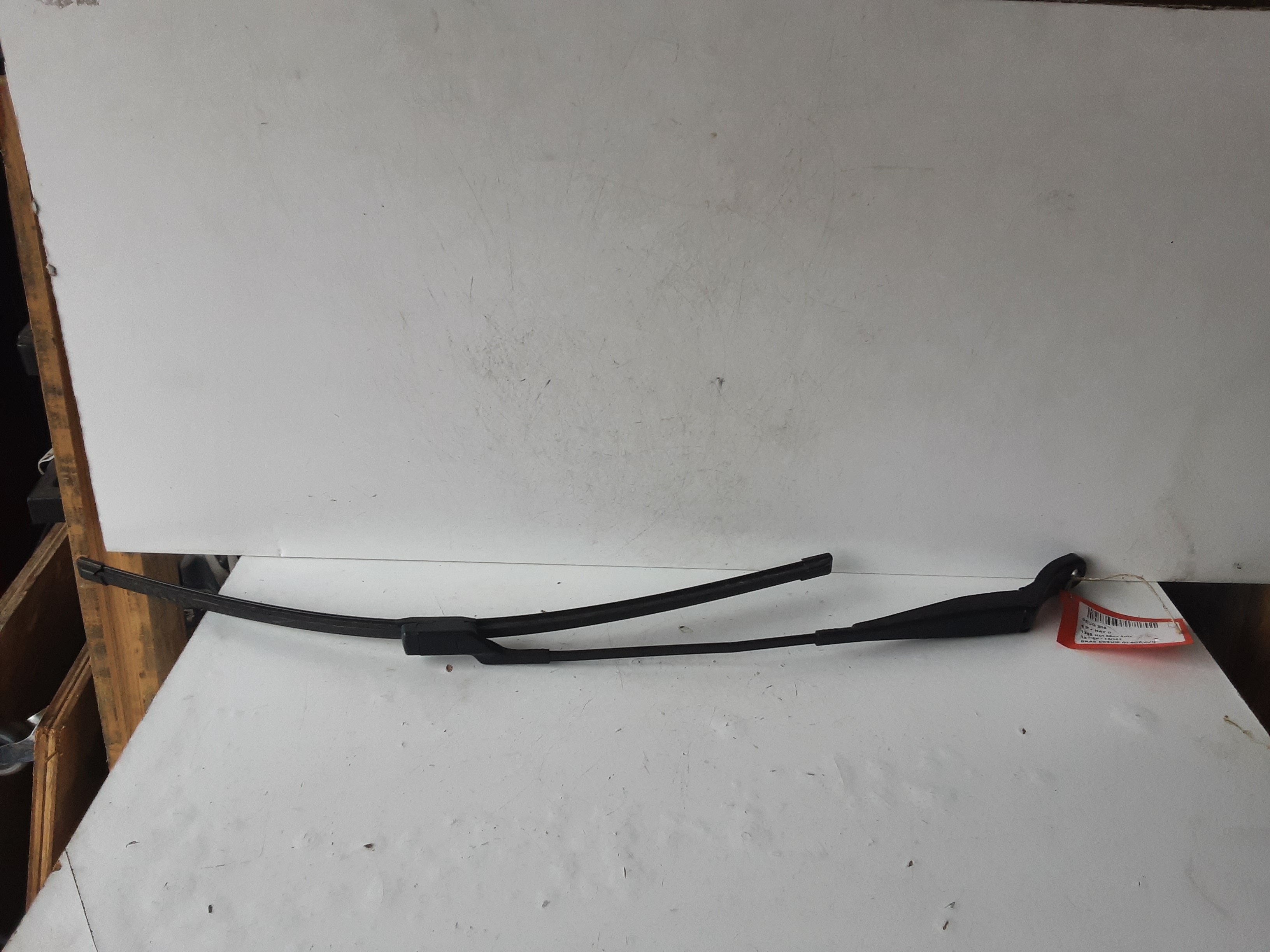 RUITENWISSERARM LINKS VOOR Peugeot 208 3/12 - 7/15