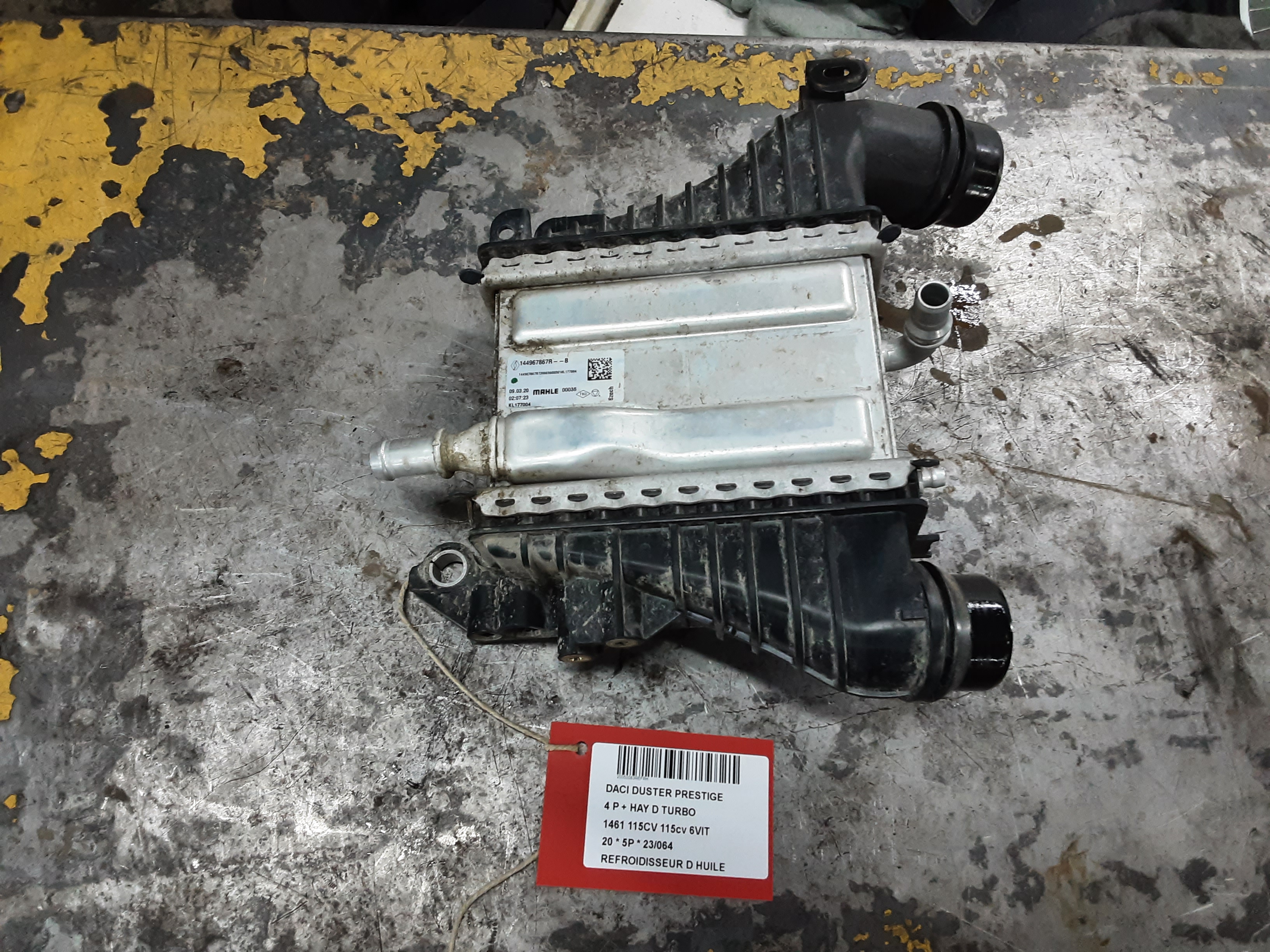 REFROIDISSEUR D&#039;HUILE Dacia DUSTER 1/18+