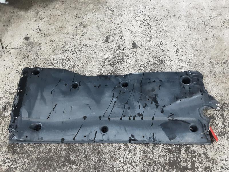 PLASTIEKE BESCHERMPLAAT ONDER AUTO LINKS Vw TIGUAN (4) 9/23+