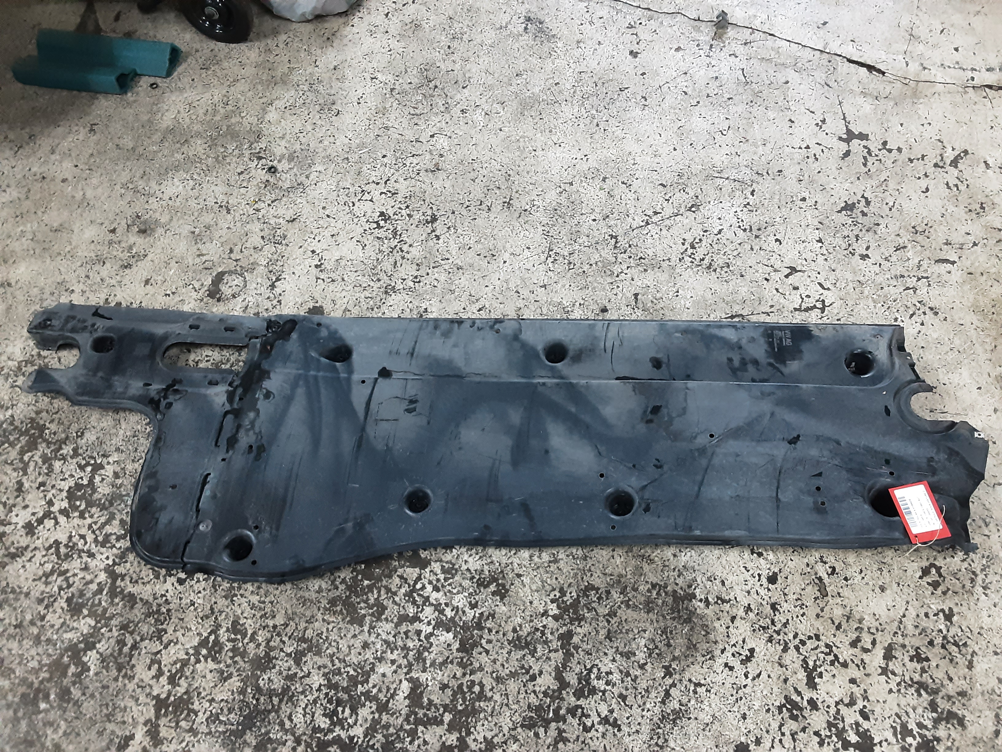 PLASTIEKE BESCHERMPLAAT ONDER AUTO RECHTS