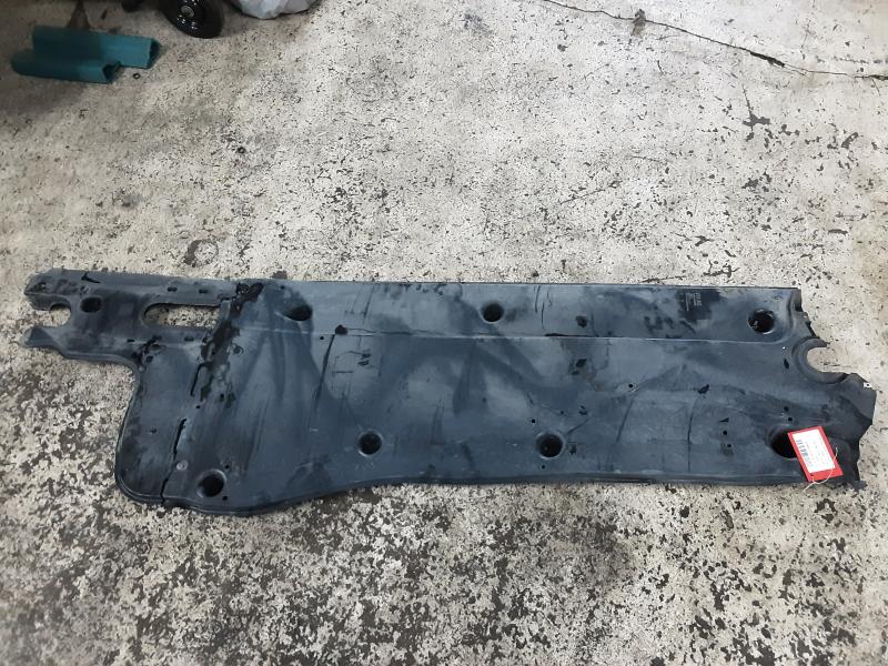 PLASTIEKE BESCHERMPLAAT ONDER AUTO RECHTS Vw TIGUAN (4) 9/23+