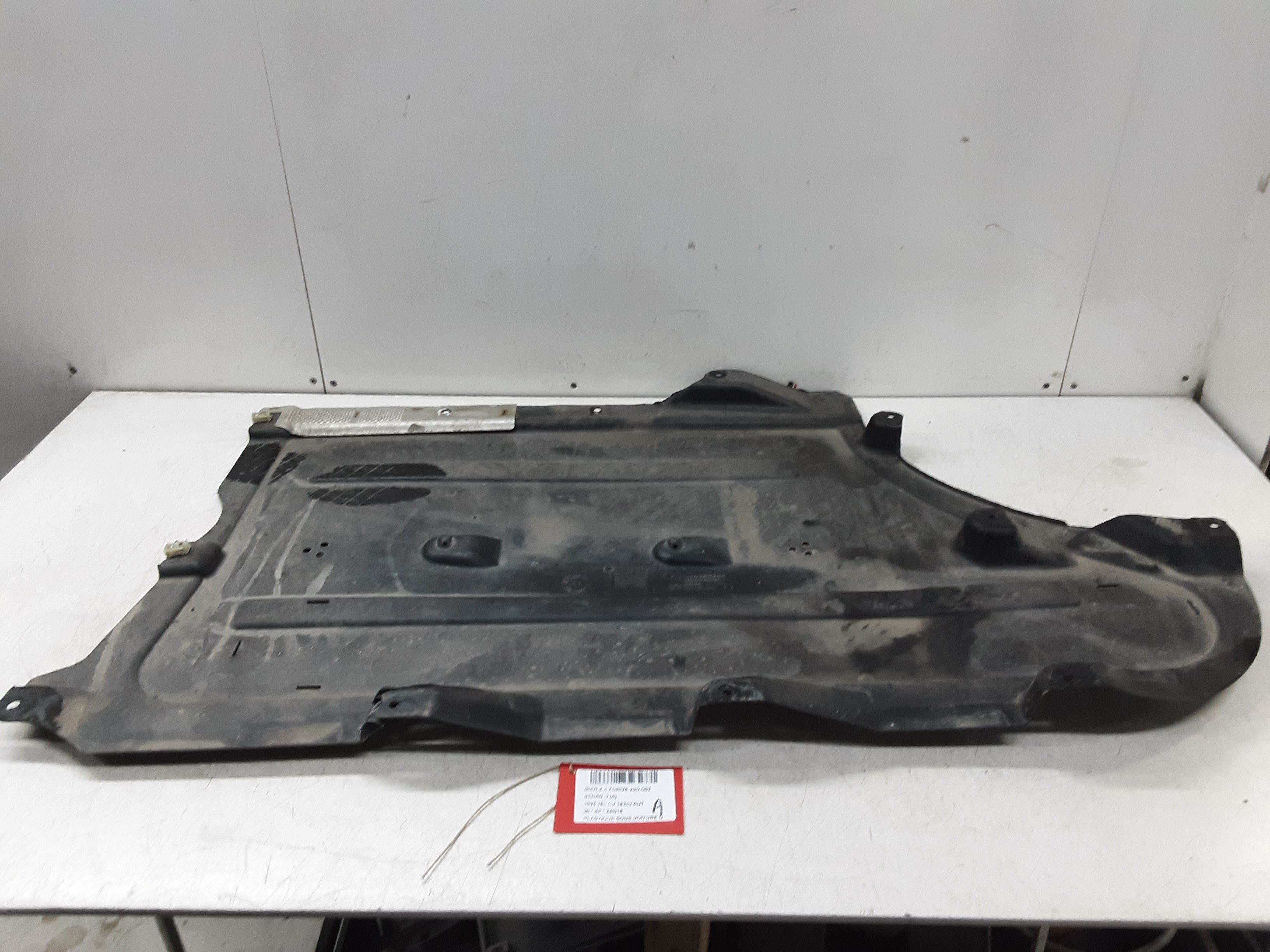 PLASTIEKE BESCHERMPLAAT ONDER AUTO LINKS