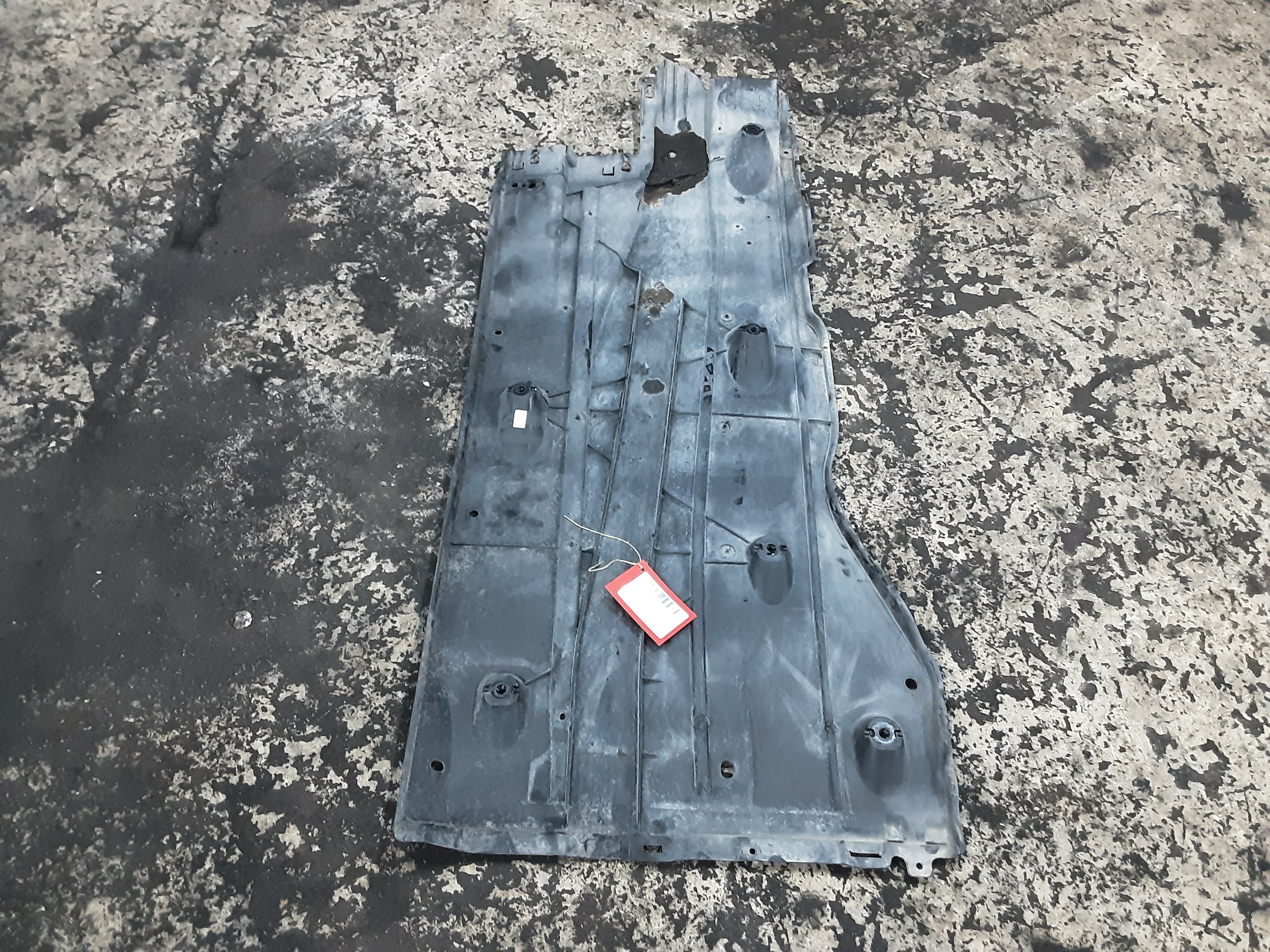 PLASTIQUE SOUS VOITURE GAUCHE