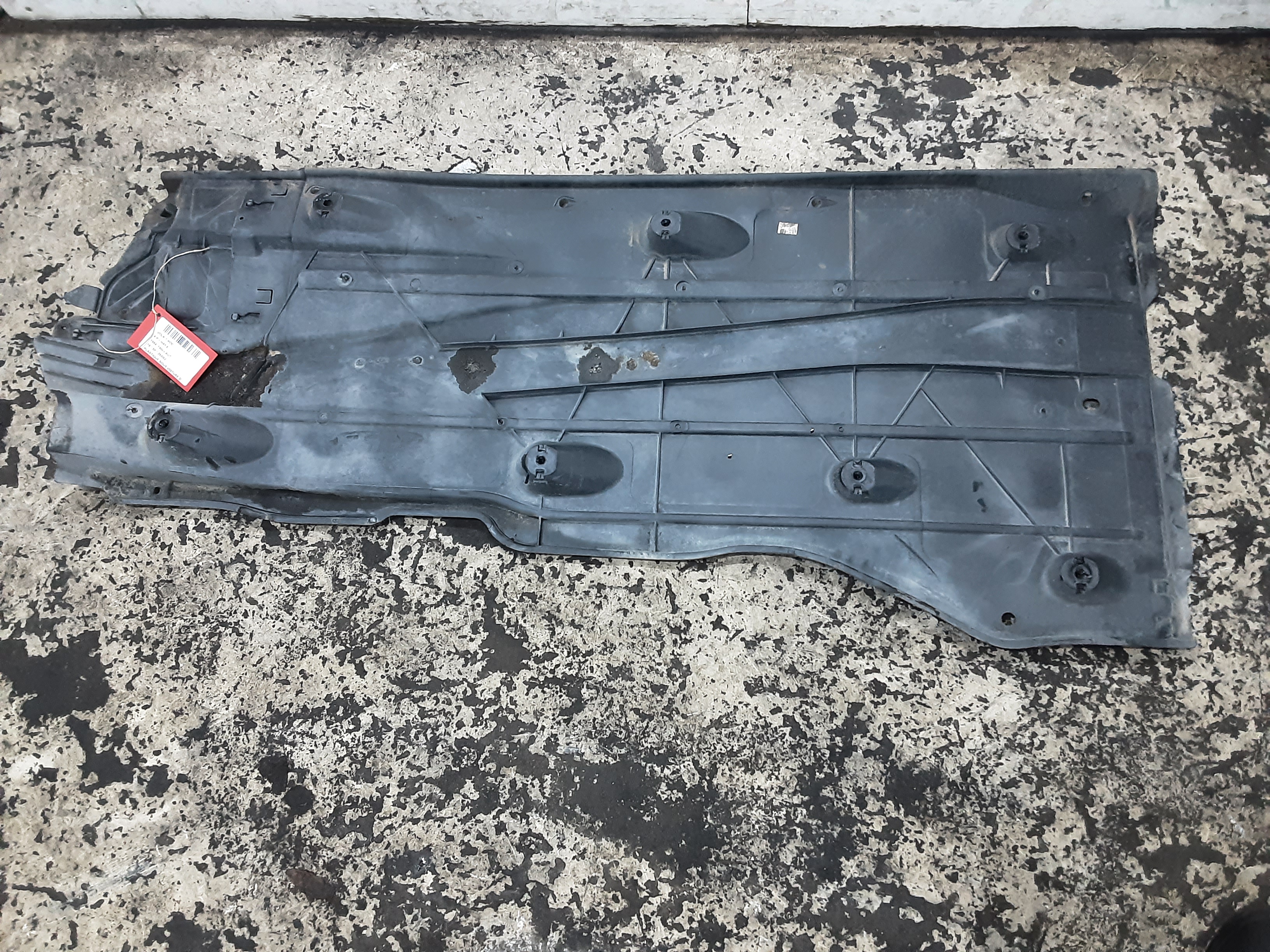 PLASTIEKE BESCHERMPLAAT ONDER AUTO RECHTS