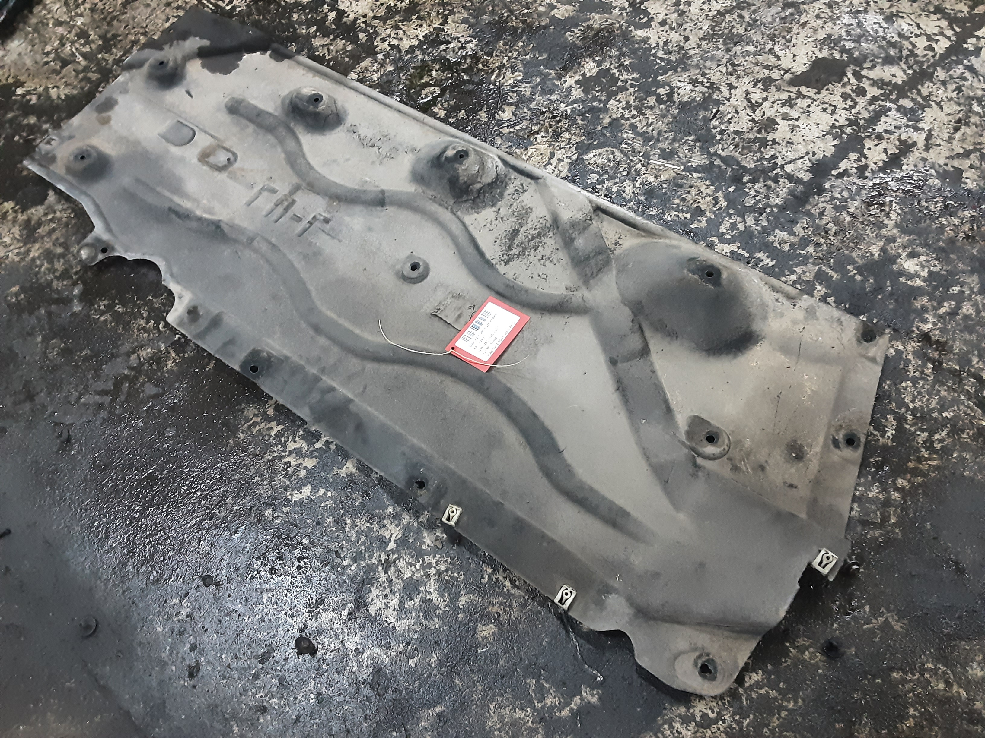 PLASTIEKE BESCHERMPLAAT ONDER AUTO LINKS