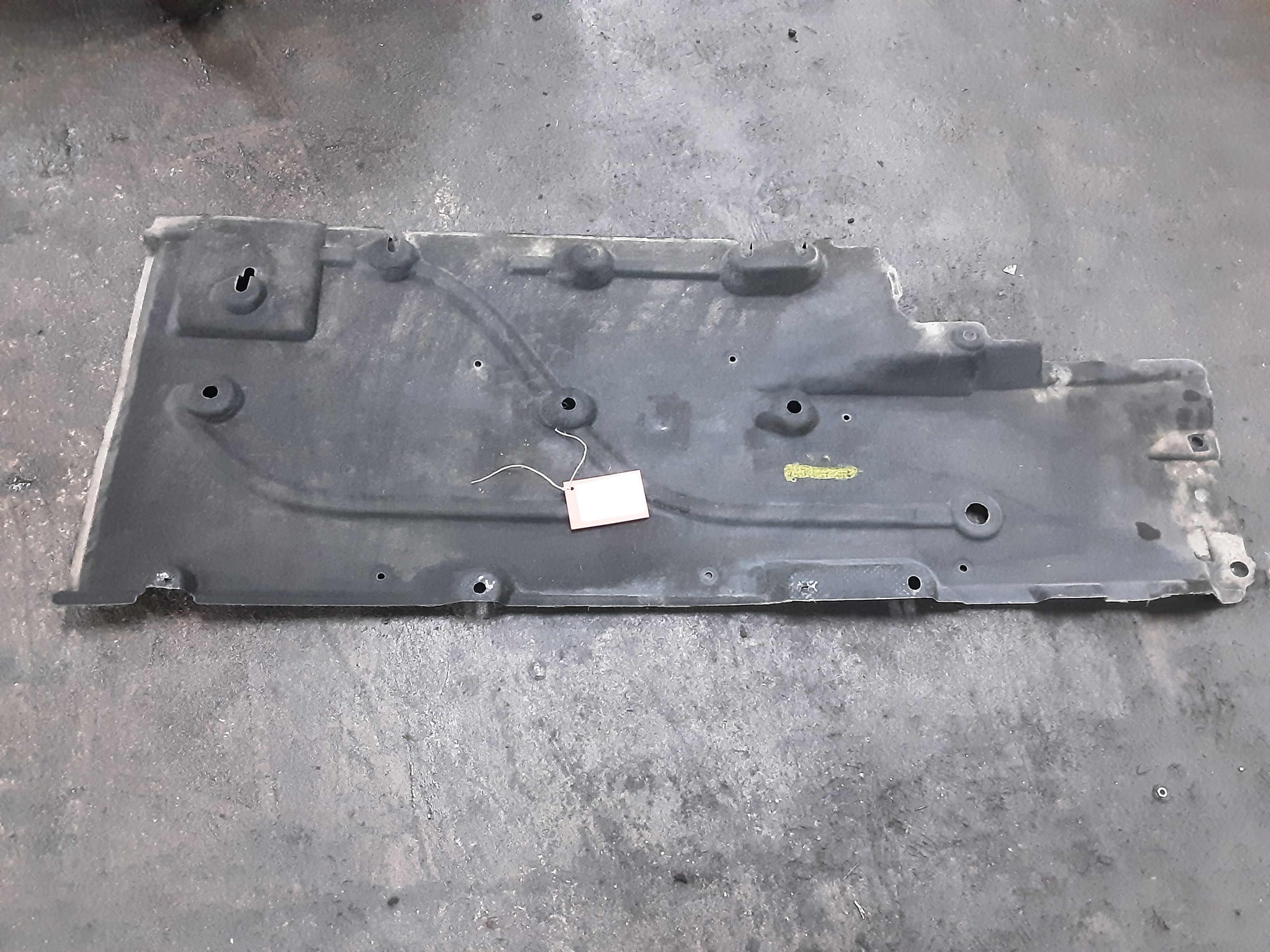 PLASTIQUE SOUS VOITURE GAUCHE