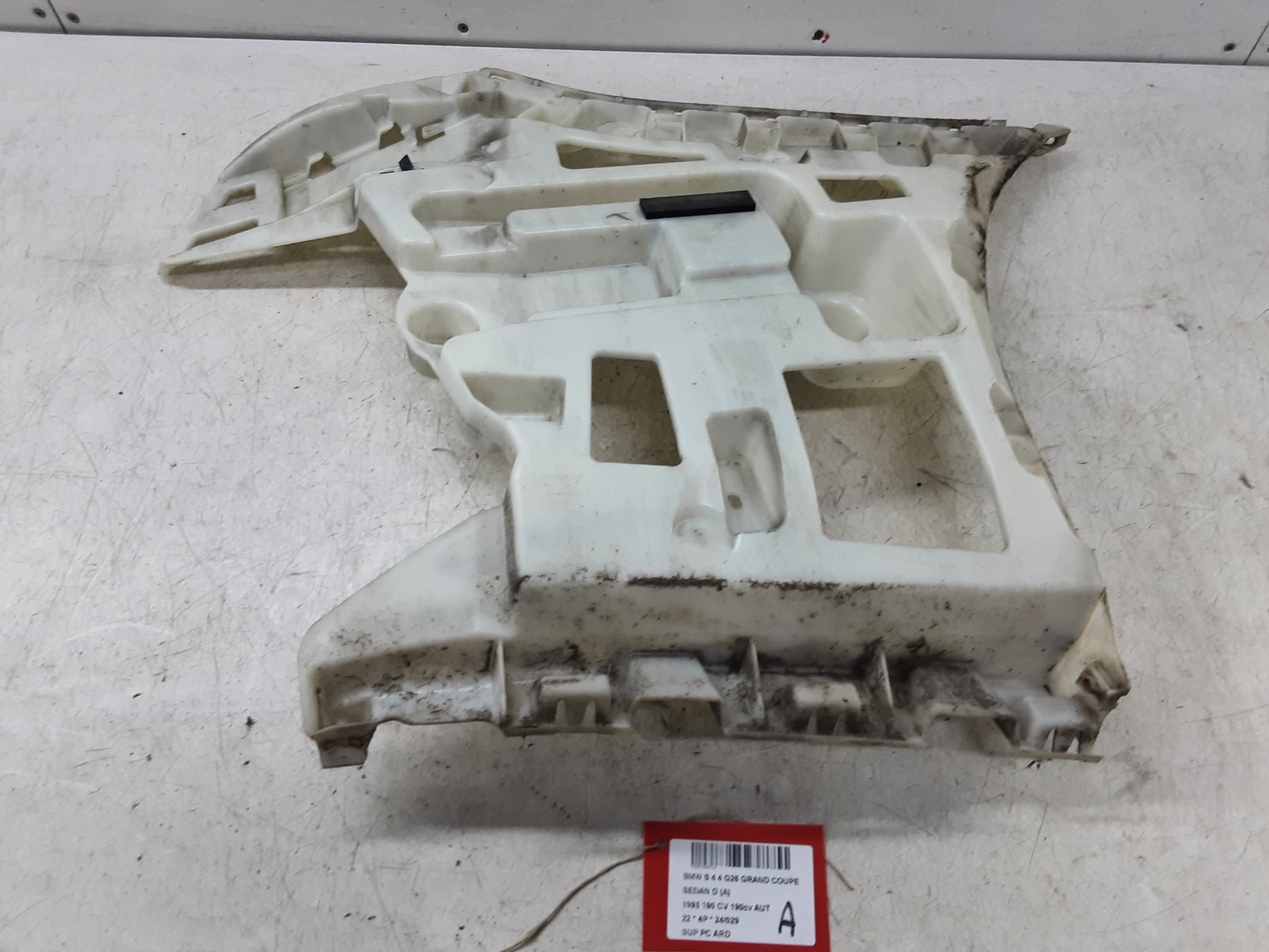 SUPPORT PARE-CHOCS ARRIERE DROITE